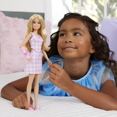 Barbie fashionistas papusa barbie cu gips pentru brat copii varsta 3 ani - 7 ani [2]