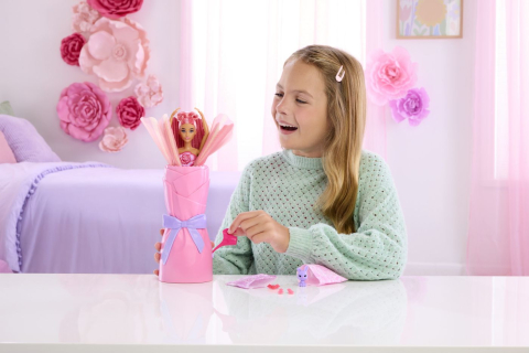 Barbie petal pop set papusa barbie trandafir rosu si accesorii [2]