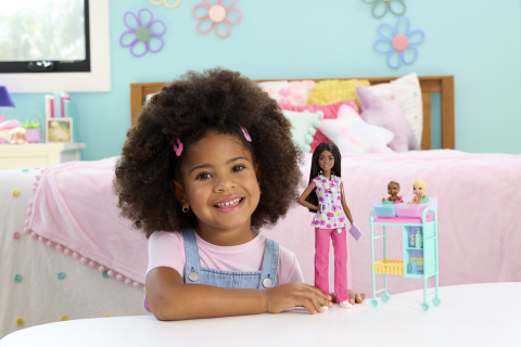 Barbie set de joaca papusa barbie bruneta face cariera medic pediatru copii varsta 3 ani - 7 ani [2]