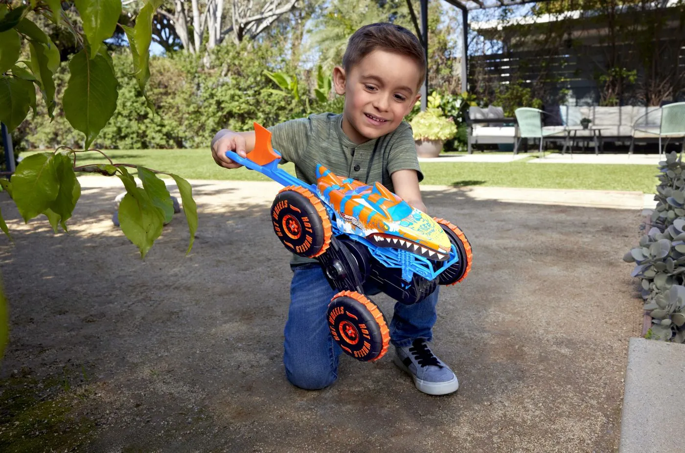 Hot wheels monster truck sharks vs dinos masina cu telecomanda tiger shark climber, copii 5 -9 ani [4]