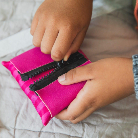 Joc tactil cu saculeti senzoriali - Invat sa ma imbrac [3]