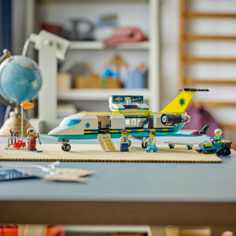 LEGO City Avion-ambulanţă pentru urgenţe pentru copii cu varsta de 6 + ani [7]