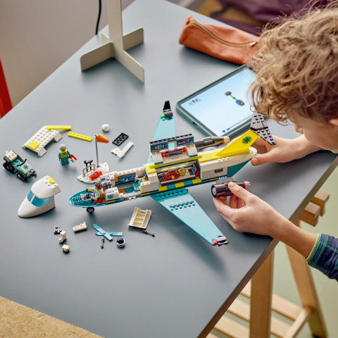 LEGO City Avion-ambulanţă pentru urgenţe pentru copii cu varsta de 6 + ani [5]