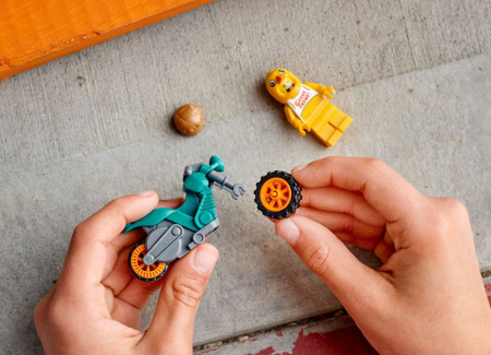 Lego city Motocicleta de cascadorii Gaina, varsta de la 5 ani la 12 ani [6]