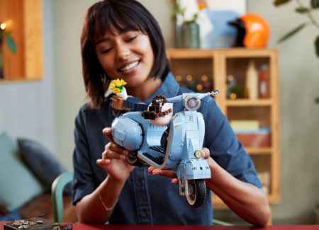 Lego creator expert Vespa 125, varsta de la 14 ani la +15 ani [8]