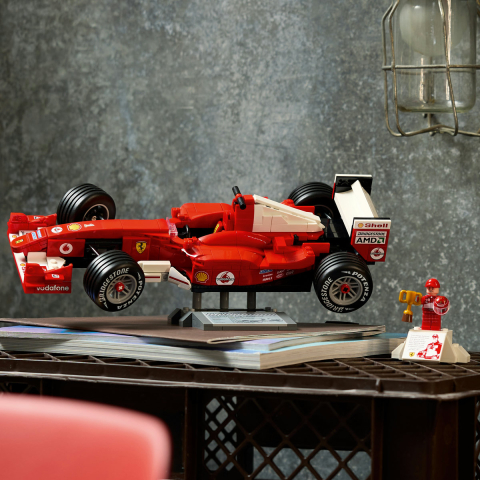  LEGO Icons (Creator Expert)  Ferrari F2004 și Michael Schumacher varsta  18 + ani [9]