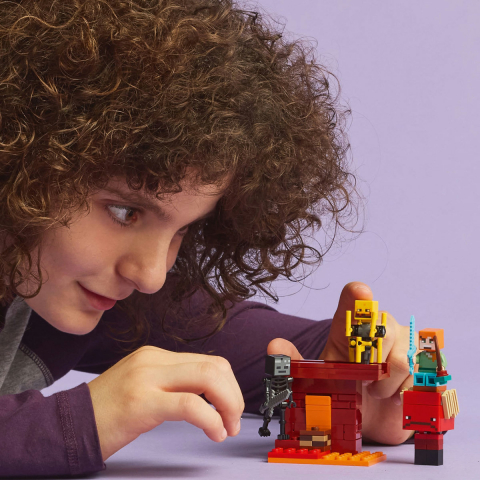 LEGO Minecraft Batalie deasupra lavei în Nether, varsta de la 6 ani la 8 ani [5]