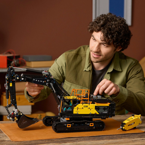  LEGO Technic Excavator Volvo EC500 Hybrid pentru copii cu varsta de 18 + ani [4]