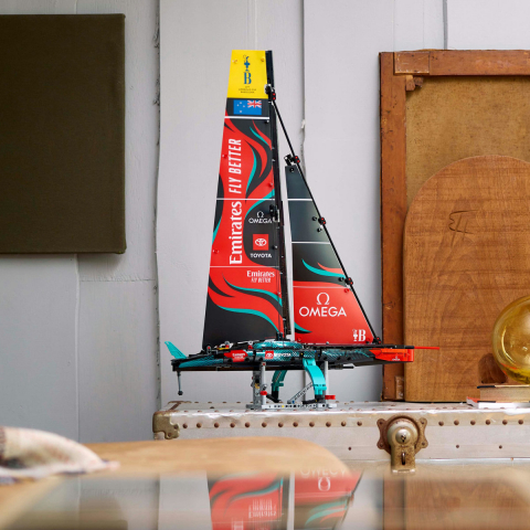 LEGO Technic Iahtul Emirates Team New Zealand AC75, varsta de la 14 ani la +15 ani [7]