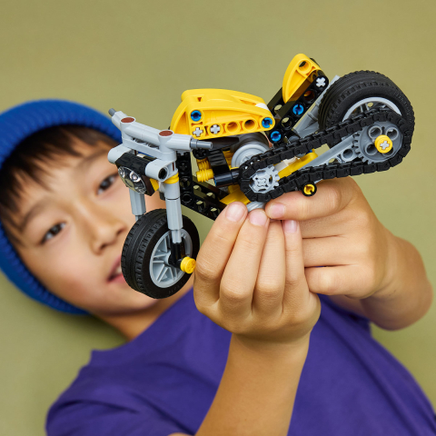  LEGO Technic  Motocicletă galbenă varsta  7 + ani [4]