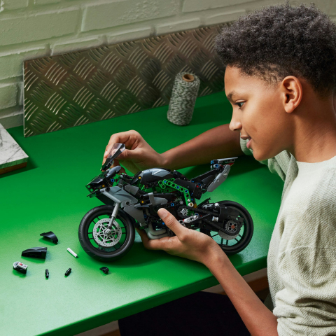  LEGO Technic Motocicleta Kawasaki Ninja H2R  pentru copii cu varsta de 10 + ani [3]