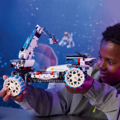  LEGO Technic Vehicul spatial Rover Lunar Outpost pentru copii cu varsta de 10 + ani [8]