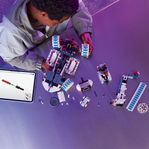  LEGO Technic Vehicul spatial Rover Lunar Outpost pentru copii cu varsta de 10 + ani [3]