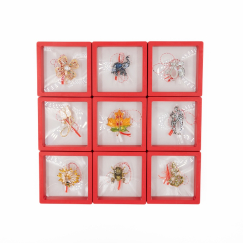 Cadouri Jucării Copii Grădiniță - Martisor - Brosa metalica, diverse modele, floare, ghiocel, pisica, cutie PVC rosie