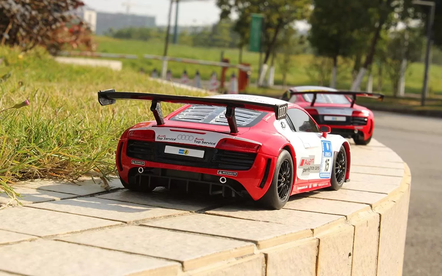 Masina cu telecomanda audi r8 lms performance scara 1 la 18, varsta de la 3 ani la +15 ani [4]