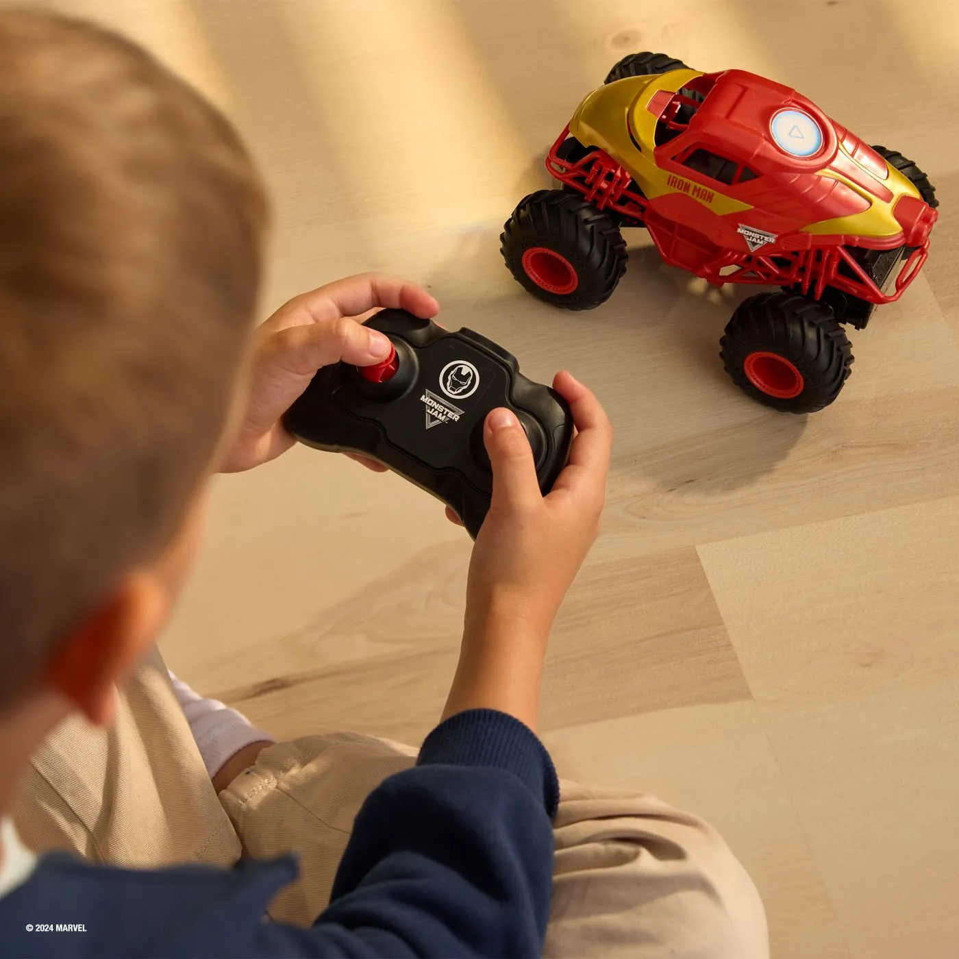 Monster jam marvel camion gigant cu telecomanda  iron man scara 1 la 24, copii 4 ani pana la 11 ani [4]