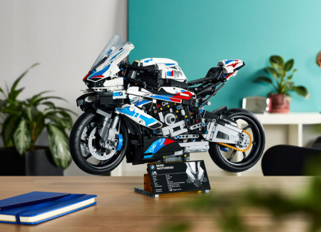 LEGO Technic: BMW M 1000 RR 42130, 18 ani+, 1920 piese, varsta de la 14 ani la +15 ani [3]