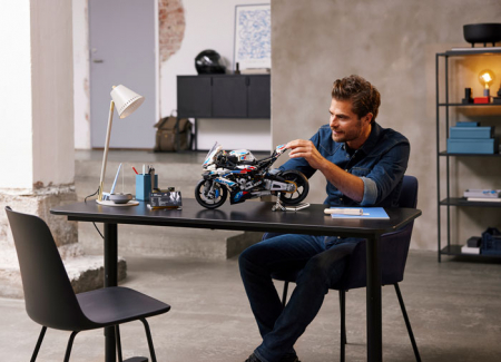 LEGO Technic: BMW M 1000 RR 42130, 18 ani+, 1920 piese, varsta de la 14 ani la +15 ani [5]