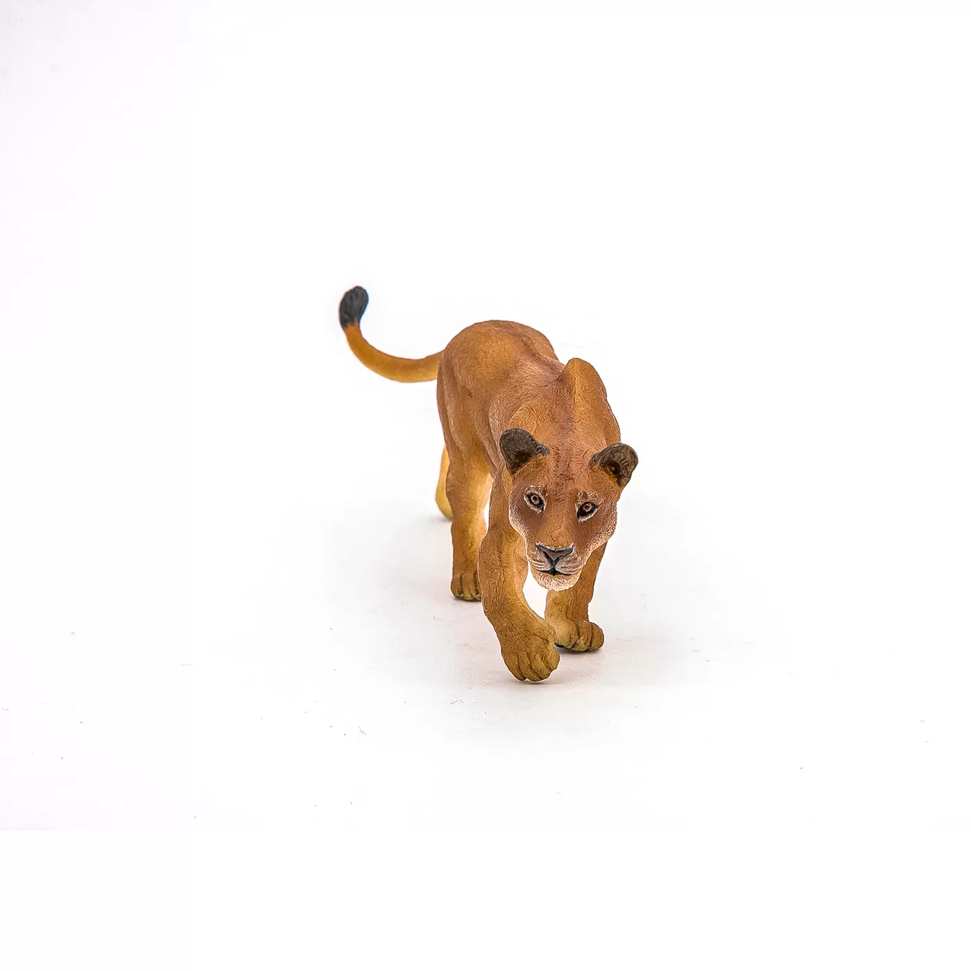 Papo figurina leoaica la vanatoare, varsta de la 3 ani la +15 ani [3]