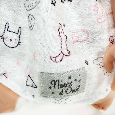 Papusa Nines D'Onil, Joy, cu parul brunet, cu rochie alba, cu miros de vanilie, 37 cm, copii varsta 3 ani+,6 ani+,8 ani+ [3]