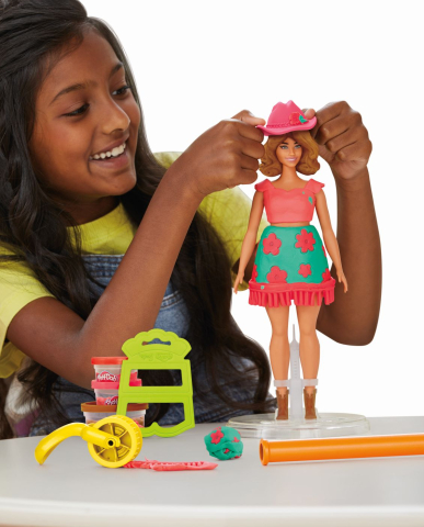 Play doh barbie set plastelina creatii vestimentare cu flori si franjuri cowboy [4]