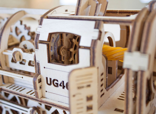 Puzzle 3D Locomotiva cu Aburi si Vagon din Lemn Ugears [26]