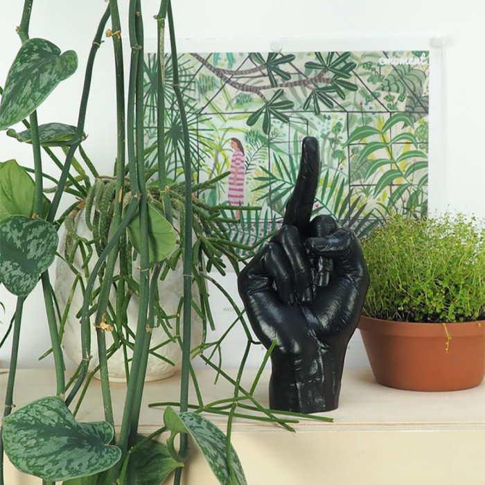 Degetul mijlociu, Sculptura tabu, Black [2]