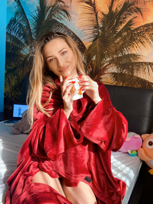 Patura cu maneci, buzunar si prindere la spate, Super Catifelata, 340g/mp, Rosie [15]