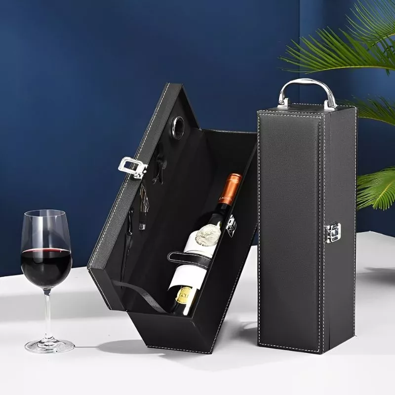 Cutie de vin vinic pentru 1 sticla cu accesorii de vin incluse, piele ecologica neagra eleganta