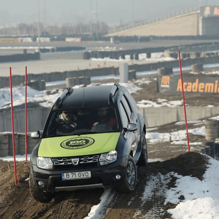Cel ce are tot - Experiență 100 Tracks Duster  Academia Titi Aur