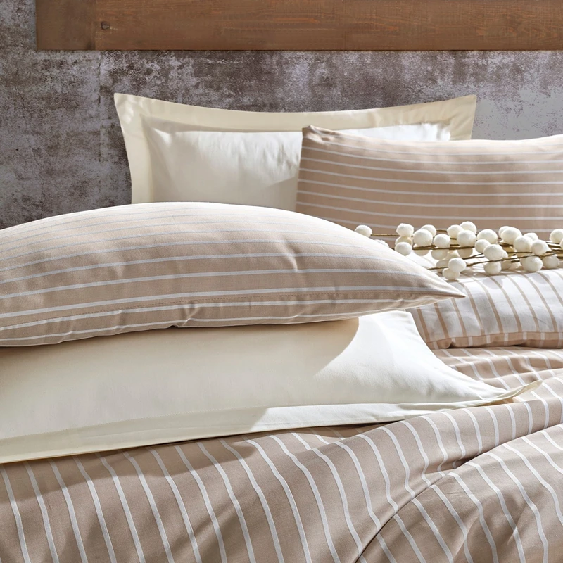Lenjerie satinata cu bambus Bamboo - Mink, 200x220 cm, 4 fete de perna, cearsaf [1]