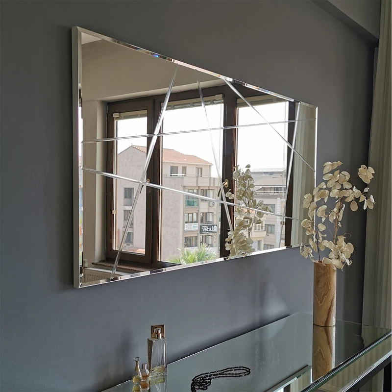 Oglinda dreptunghiulara cu rama argintie, eleganta si moderna [1]