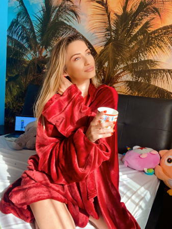 Patura cu maneci, buzunar si prindere la spate, Super Catifelata, 340g/mp, Rosie [13]