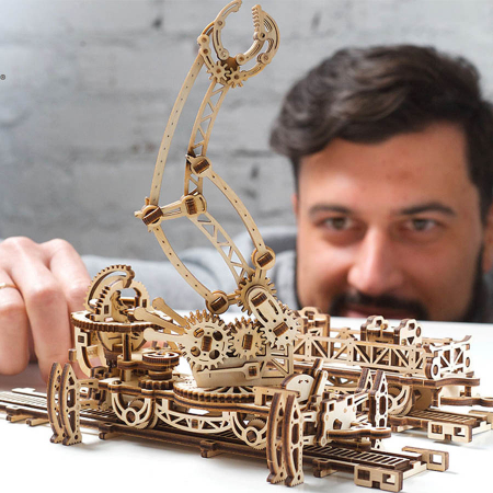 Cadouri pentru Tati - Puzzle 3D Macara pe Sine din Lemn Ugears