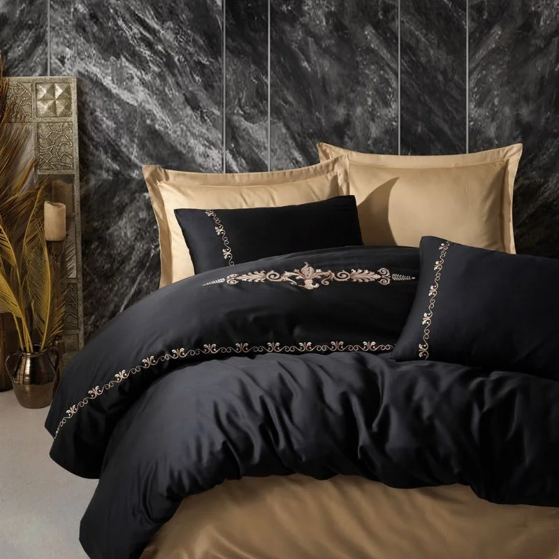 Cele mai noi - Set lenjerie satinata brodata Gloria - Negru auriu, 200x220 cm, 4 fete de perna