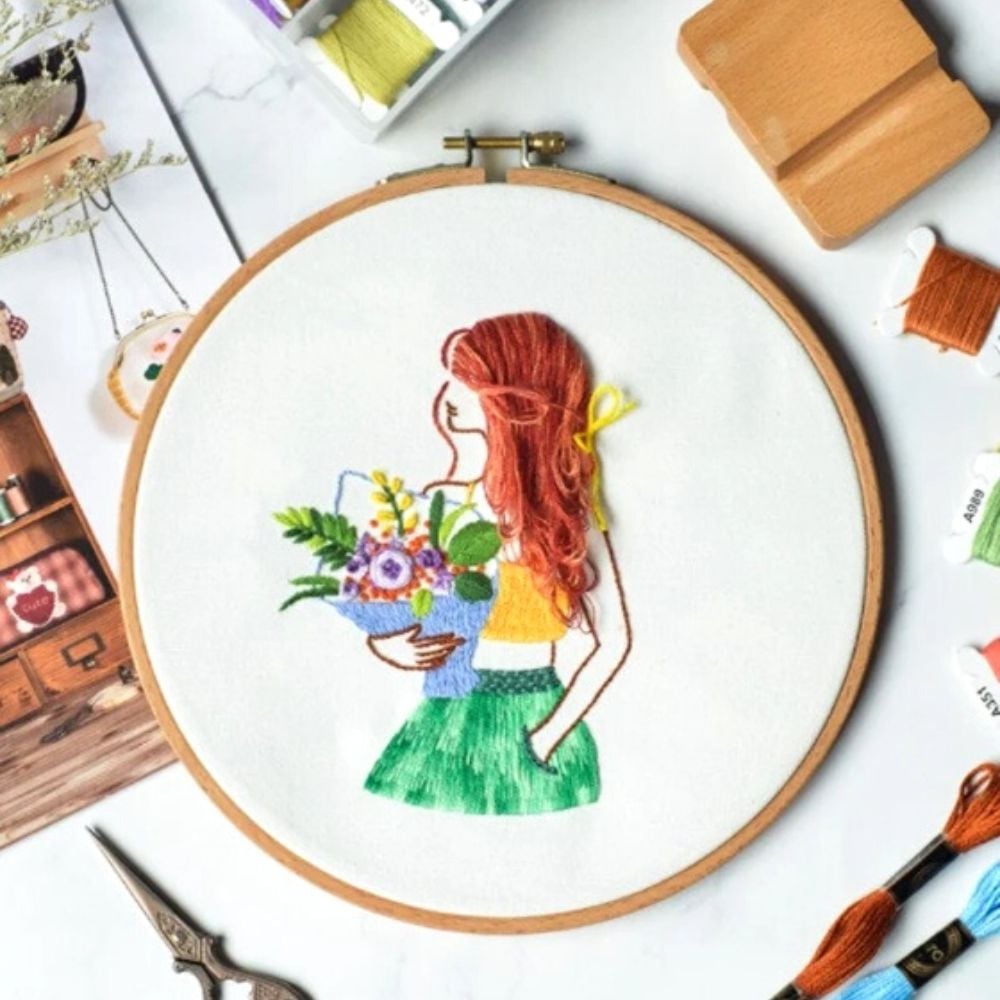 Kit Broderie DIY, Silhouette, Fata cu buchet de flori