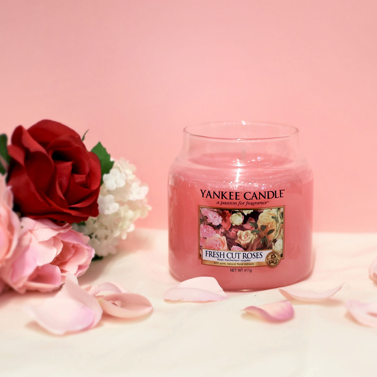 Lumanare parfumata Yankee Candle fresh cut roses Borcan mediu