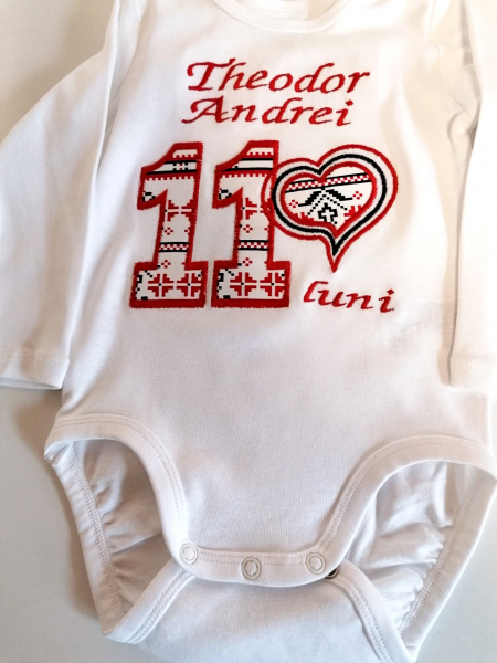 Set body-uri personalizate, pentru primele 12 luni [8]