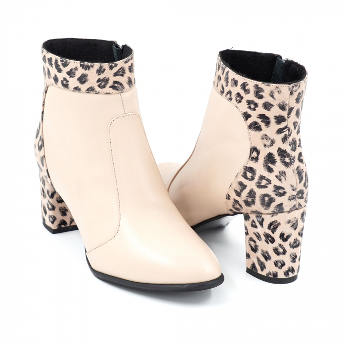 Ghete dama elegante din piele naturala nude bej deschis si cu imprimeu animal print leopard cu varf rotund si toc mic gros imbracat 5 cm 72119-23 [5]