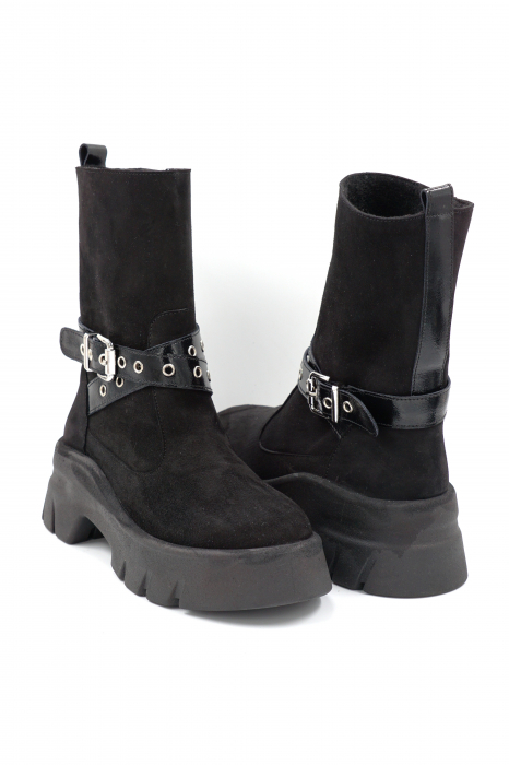Cizme dama casual scurte din piele naturala intoarsa si lacuita neagra cu varf rotund, talpa inalta de 5 cm si accesorii metalice 75719-24 [4]