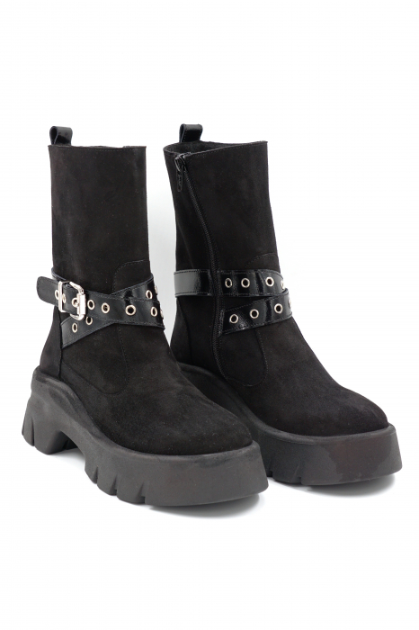 Cizme dama casual scurte din piele naturala intoarsa si lacuita neagra cu varf rotund, talpa inalta de 5 cm si accesorii metalice 75719-24 [3]