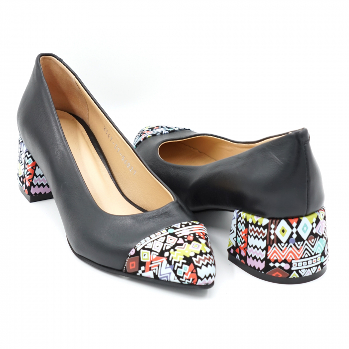 Pantofi dama din piele naturala neagra si cu imprimeu multicolor cu varf ascutit si cu toc mic gros imbracat 4 cm 56821-24 [4]