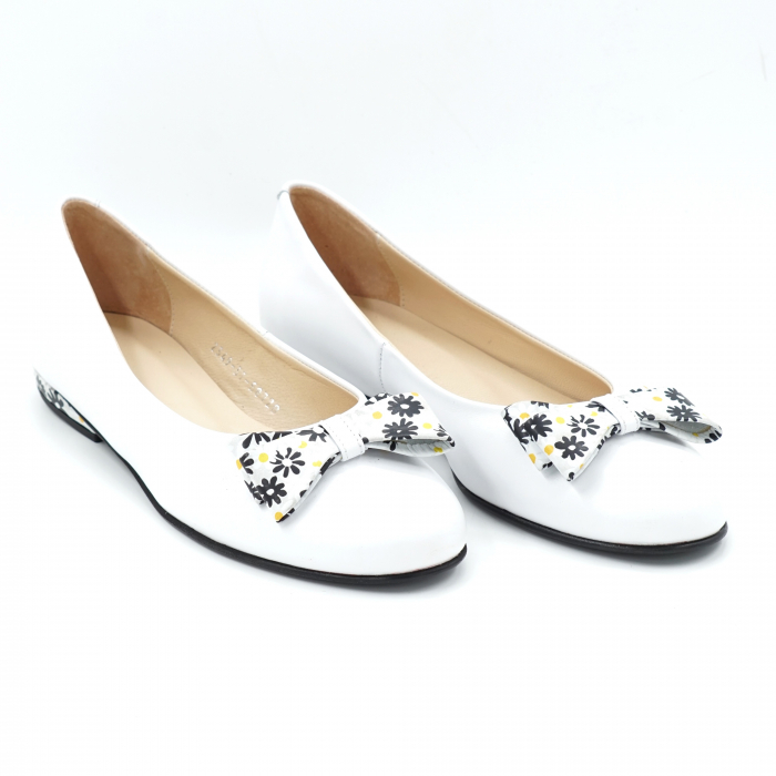 Pantofi dama din piele naturala alba si cu imprimeu floral tip balerin cu varf rotund si toc mic gros imbracat 1 cm 62420-1-24 [3]