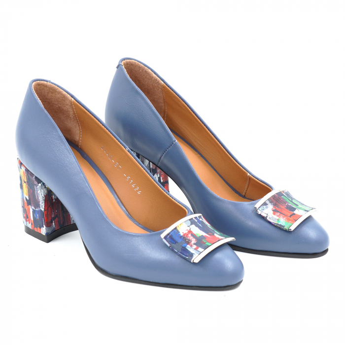 Pantofi dama din piele naturala albastru deschis si cu imprimeu multicolor cu varf ascutit si toc mediu gros imbracat de 7 cm 51424-25 [2]