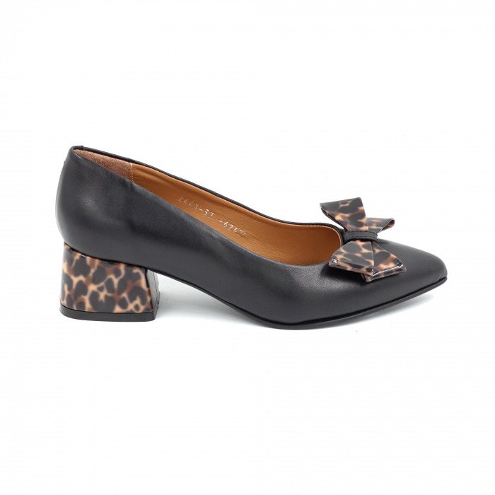 Pantofi dama din piele naturala negru si cu imprimeu animal print cu  varf ascutit stileto si  toc mic gros imbracat 4 cm 62420-1-25 [1]