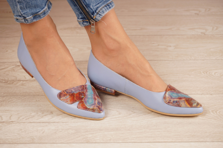 Lichidare stocuri - Pantofi dama tip balerini din piele naturala albastru deschis bleu si cu imprimeu cu varf ascutit stileto si toc mic gros imbracat 1 cm 61920-21