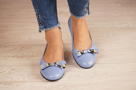 Pantofi dama tip balerini din piele naturala bizonata albastru deschis bleu si cu imprimeu sarpe multicolor cu varf rotund si toc mic gros imbracat 1 cm 58720-20 [3]