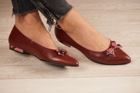 Pantofi dama tip balerini din piele naturala bordo si cu imprimeu sarpe cu varf ascutit stileto si toc mic gros imbracat 1 cm 62320-21 [1]