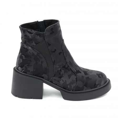 Ghete casual & bocanci dama - Ghete dama casual din piele naturala neagra cu imprimeu militar 3D cu varf rotund si toc mic gros 5 cm 70220-1-23