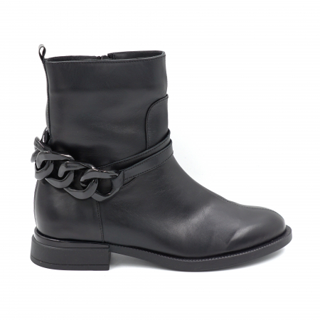 Ghete & bocanci dama - Ghete dama casual din piele naturala neagra cu accesoriu lant negru cu varf rotund si talpa 2 cm 70924-24